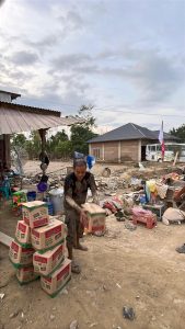 Warga Terima Bantuan