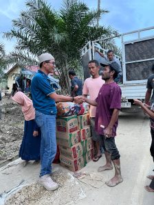 Ketua Koperasi Alam Jaya Syariah Serahkan Bantuan