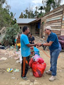 Ketua Koperasi Alam Jaya Serahkan Bantuan ke Warga