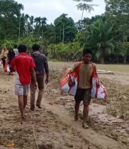 Warga Terima Bantuan